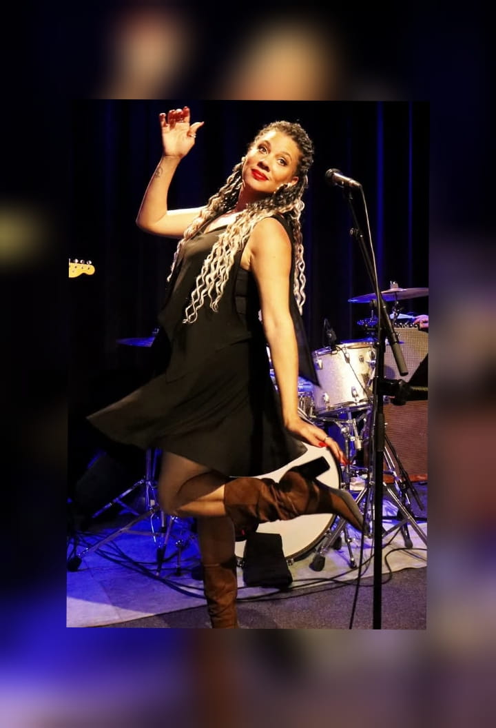 Nicole Richardson tijdens een optreden