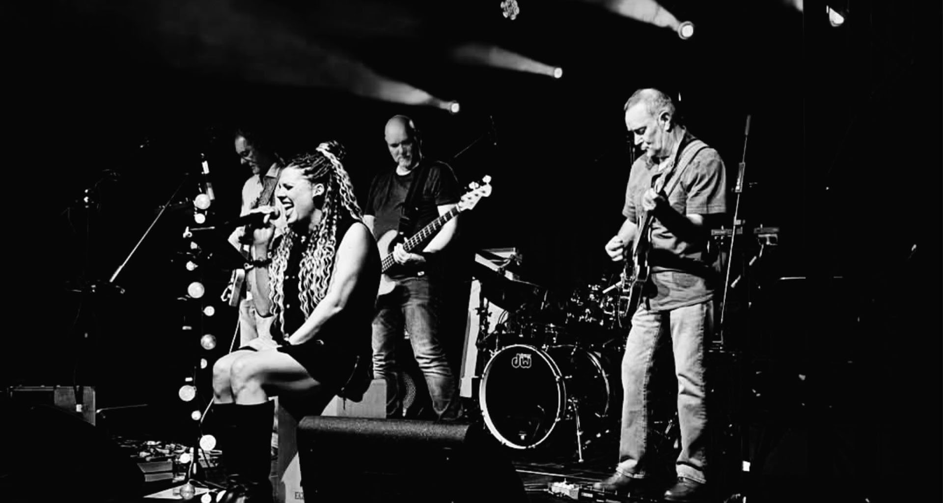 Nicole Richardson met band